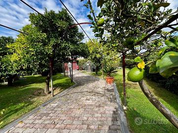 VILLA A SCHIERA A POZZUOLI