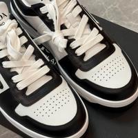 Scarpe da uomo con logo triangolare in metallo