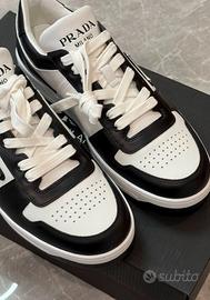 Scarpe da uomo con logo triangolare in metallo