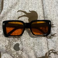 Occhiali da sole neri con lenti chiare