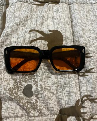 Occhiali da sole neri con lenti chiare