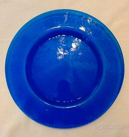 Sottoppiatti e bicchieri blu