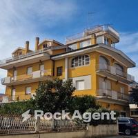 IMMOBILE DI AMPIA METRSTURA POSTO SU 2 LIVELLI , I