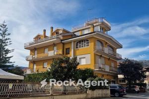 IMMOBILE DI AMPIA METRSTURA POSTO SU 2 LIVELLI , I