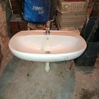 Lavandino con rubinetteria e piedistallo 