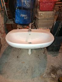 Lavandino con rubinetteria e piedistallo 