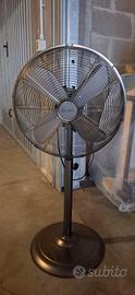 Ventilatore a piantana in metallo 