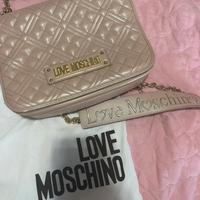 Borsa Love Moschino rosa con catena oro