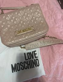 Borsa Love Moschino rosa con catena oro