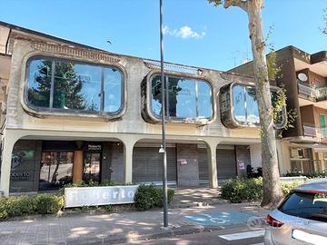 Ampio locale commerciale via Appia