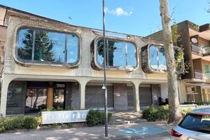 Ampio locale commerciale via Appia