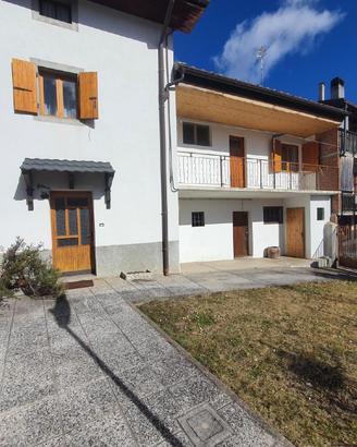 AMPIA CASA IN LINEA CON CORTE E GIARDINO DI PRO...