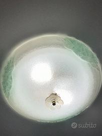 Plafoniera in vetro satinato con bordo decorato