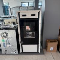 Stufa nordica carica aumatica di legnetti