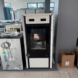 Stufa nordica carica aumatica di legnetti