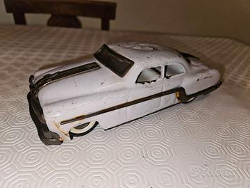 Vecchia auto giocattolo Bugatti