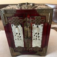 Porta gioie cinese, il legno rosso, ottone e giada