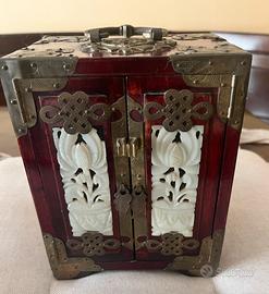 Porta gioie cinese, il legno rosso, ottone e giada