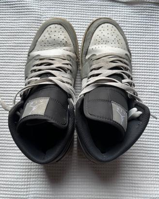 Air Jordan 1 Mid “Light Smoke Grey-White”