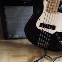 Basso Squier jazz bass