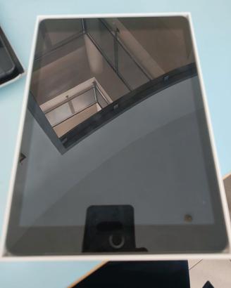 A2429 su iPad 8 32GB (Wi-Fi + Cellular)