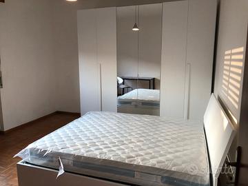 Stanza matrimoniale uso singola arredata