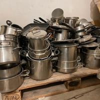 Blocco di pentole e coperchi