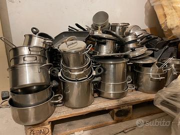 Blocco di pentole e coperchi