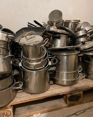 Blocco di pentole e coperchi