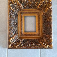 Cornice con lavorazione in rilievo