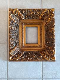 Cornice con lavorazione in rilievo