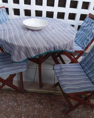 Tavolo tondo con quattro sedie da giardino in legn