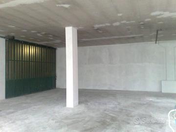 Immobile di 400 m² con 1 locale a Trofarello