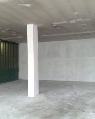 Immobile di 400 m² con 1 locale a Trofarello
