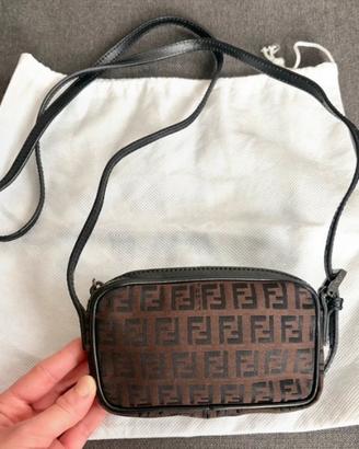 Borsa Fendi a tracolla