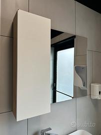 Specchio per il bagno con anta in legno