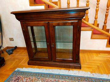 Vetrinetta in con fioriera sopra nascosta