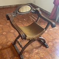 Sedia in legno con schienale e seduta in velluto