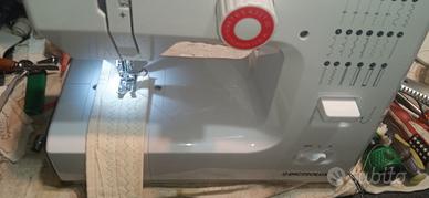 piccola macchina per cucire esegue diversi punti