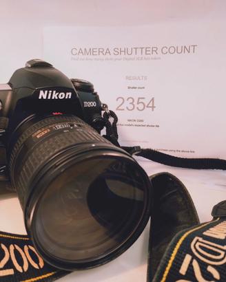 Nikon D200 + ob.vo 18/200mm solo 2400 scatti