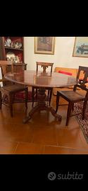 Tavolo con sedie in legno