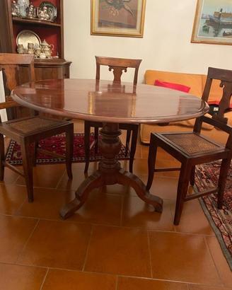 Tavolo con sedie in legno
