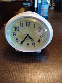 Sveglia parlante in stile vintage.