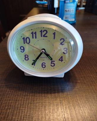 Sveglia parlante in stile vintage.