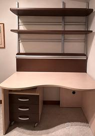 Scrivania con libreria e cassettiera