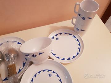 Servizio piatti, tazze e posate