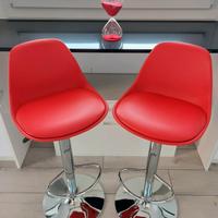 Sgabelli con pistoni a gas, regolabili in altezza.