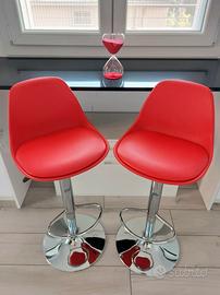 Sgabelli con pistoni a gas, regolabili in altezza.