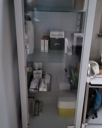 Vetrinetta  in vetro e metallo per studio medico