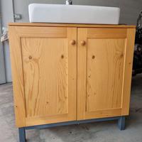 Mobile in legno con lavandino e miscelatore